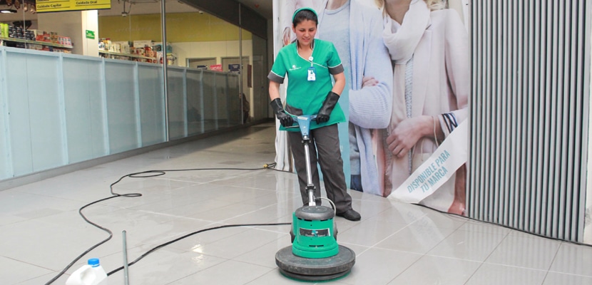 Persona de misión servir realizando servicio de aseo en empresa