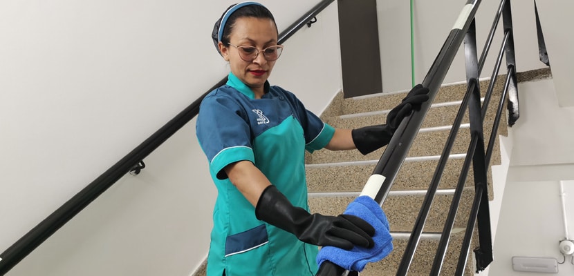 Mujer realizando servicios generales de limpieza