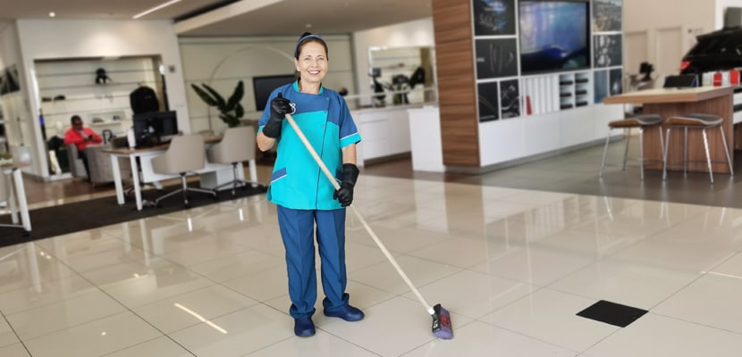 Mujer realizando el aseo en oficinas profesional realizado por Misión Servir