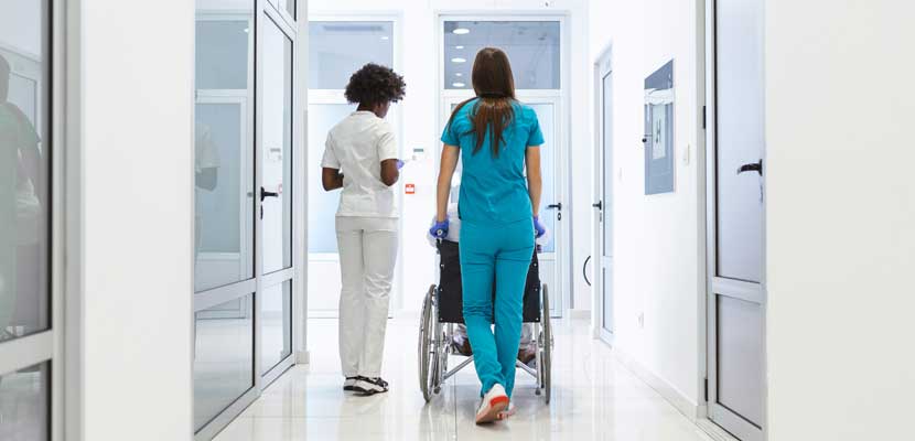 Pasillo de hospital con usuarios demostrando la limpieza terminal hospitalaria eficiente con Misión Servir