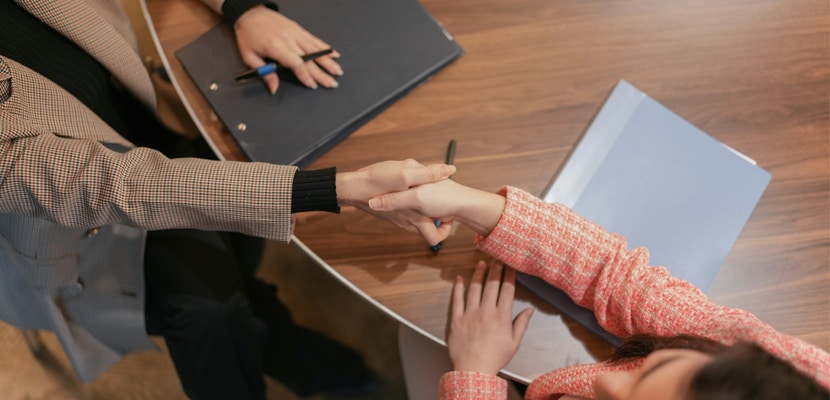 Dos personas contratando empresa de personal de limpieza en Misión Servir