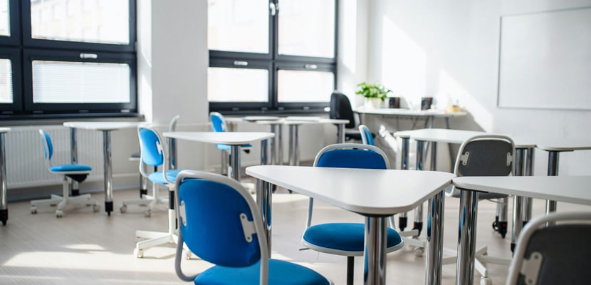 Imagen de una aula de clases impecable con ambiente higiénico realizado por Misión Servir