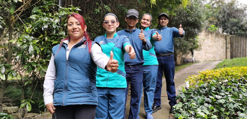 Grupo de profesionales de limpieza de Misión Servir representando una solución integral de servicios de aseo