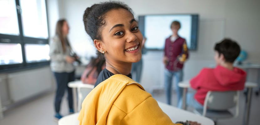 Aula de clase con estudiantes mostrando las ventajas de contratar empresa profesional de aseo en colegios