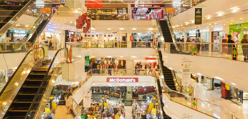 Plano general mostrando la correcta limpieza en centros comerciales profesional con Misión Servir