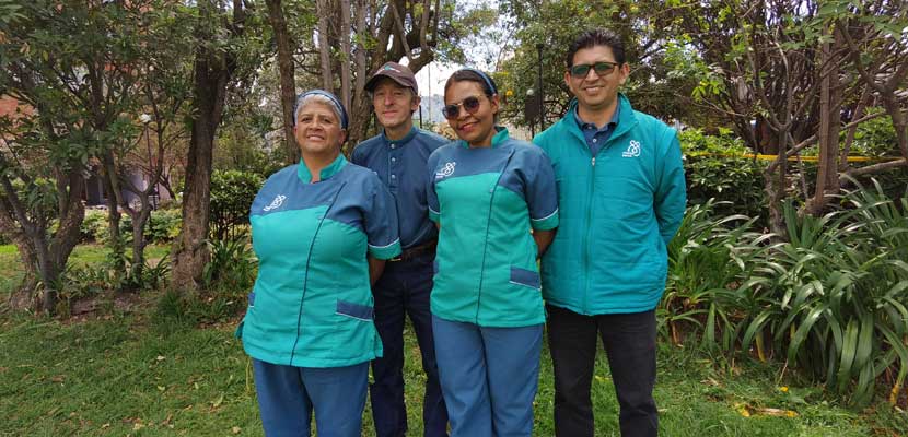 Equipo profesional de Misión Servir listo para realizar limpieza en conjuntos residenciales eficiente para los residentes