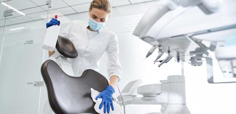 Personal limpiando y desinfectando un hospital
