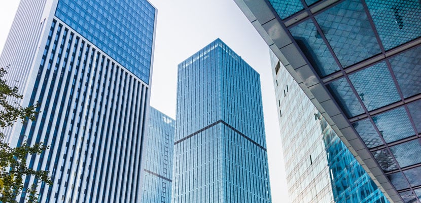 Plano general de varios edificios mostrando la importancia de la limpieza en edificios corporativos