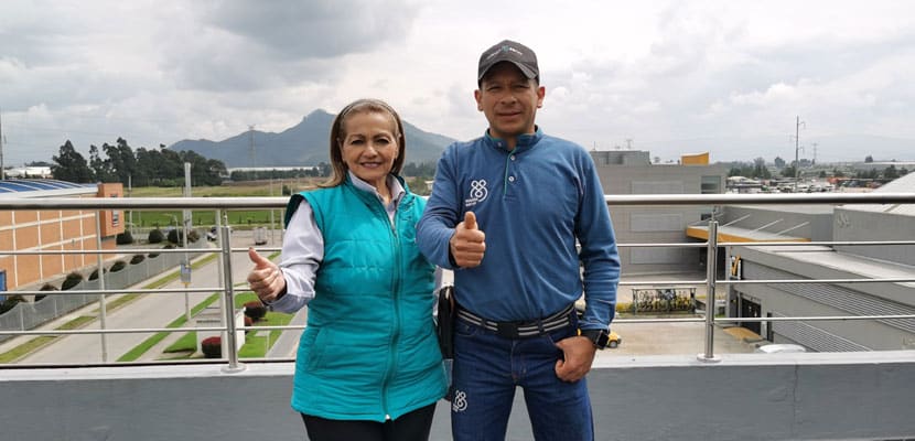 Profesionales de misión servir en vista general mostrando la limpieza para plantas industriales ideal