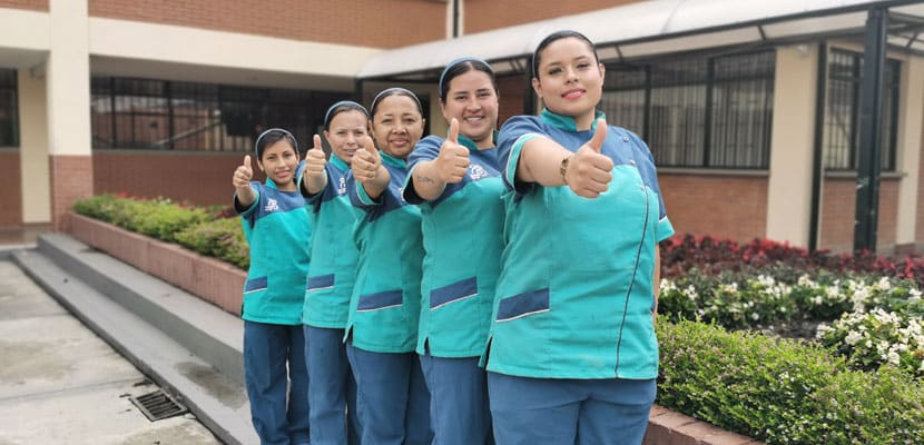 Personal de Misión Servir en plano general de un colegio mostrando las funciones del personal de limpieza en una escuela