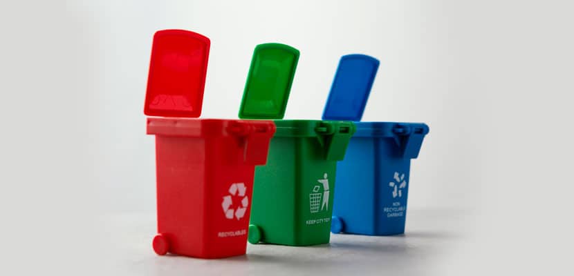 Plano general de tres canecas de basura y sus colores para explicar cómo funciona con Misión Servir