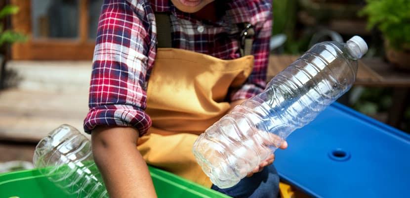 Plano cerrado de persona mostrando cuál es la importancia del reciclaje sus beneficios y sostenibilidad explicados por Misión Servir