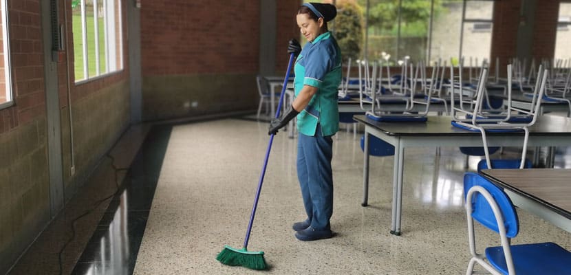 Experta en aseo de Misión Servir mostrando el cuidado del colegio