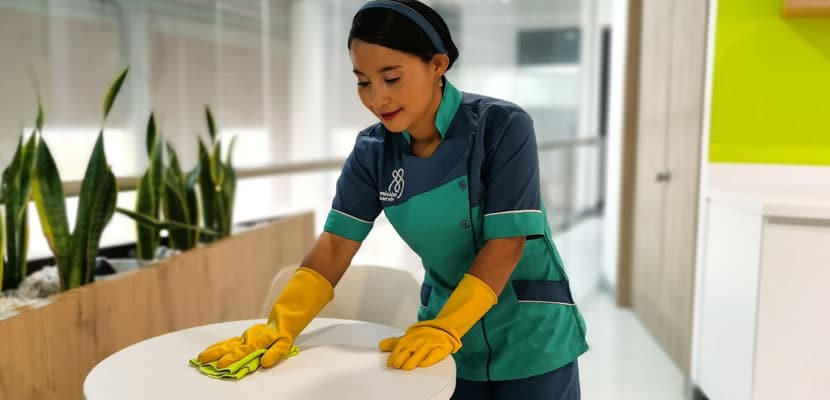 Experta en funciones de servicios generales en oficinas y empresas mostrando como realizar una adecuada intervención