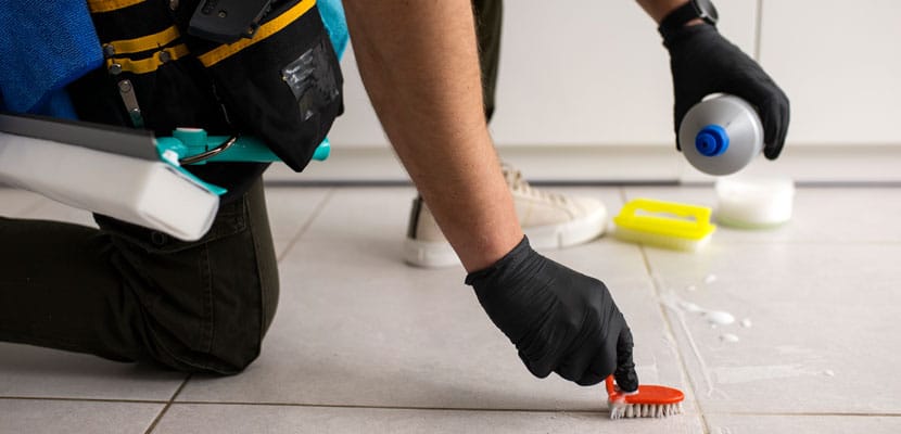 Plano cerrado de experto de aseo de Misión Servir realizando limpieza de pisos mostrando la importancia de los protocolos y recomendaciones