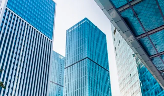 Plano general de varios edificios mostrando la importancia de la limpieza en edificios corporativos