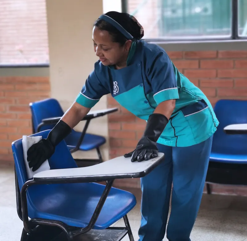 Operación de aseo adaptada a entornos educativos en Misión Servir